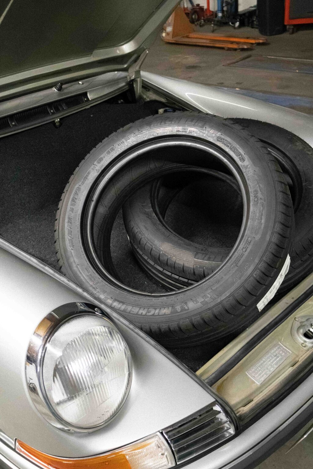 Michelin banden in de koffer van een zilveren klassieker