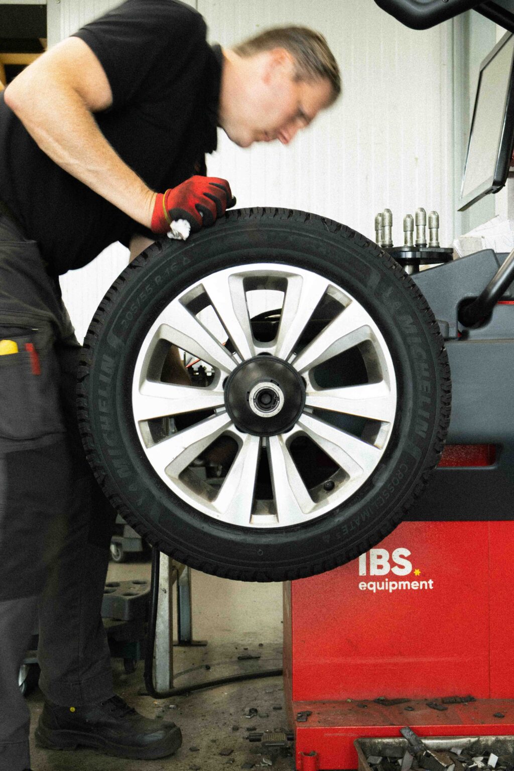 Vakman balanceert een wiel met Michelin band